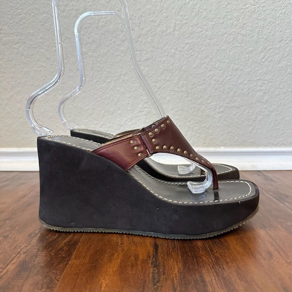 FRYE Summer Stud Thong Wedge Sandals in Burgundy Leather - Picture 2 of 10